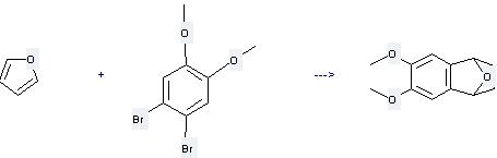 Le benzène, 1,2-dibromo-4,5-dimethoxy- peut être employé pour produire 1,4 dihydro-6,7-dimethoxy-1,4-epoxynaphthalene à la température de -78°C